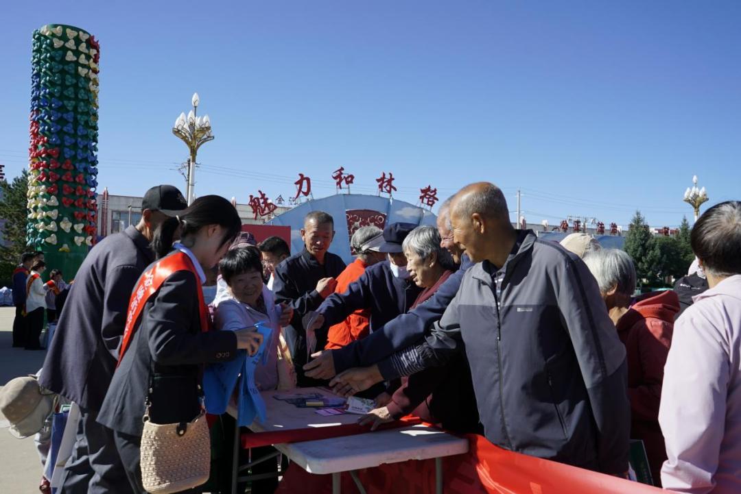 9月17日上午，和林格尔财政局联合和林格尔金融监管支局及县域各银行保险